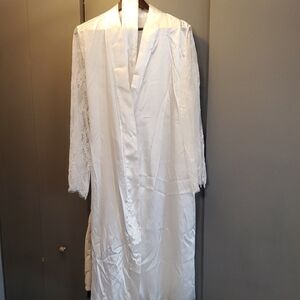 Elegant White Lace Trim Long Sleeve Robe